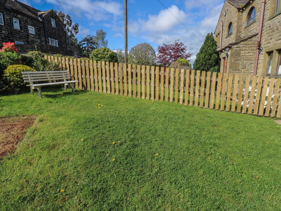 A garden with a bench and a wooden fence at Underview in Jackson Bridge