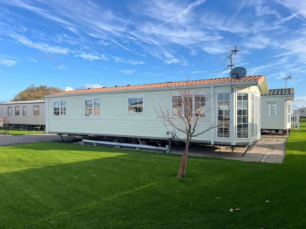 A mobile home with windows and a satellite dish at Gainc Bach in Abergele