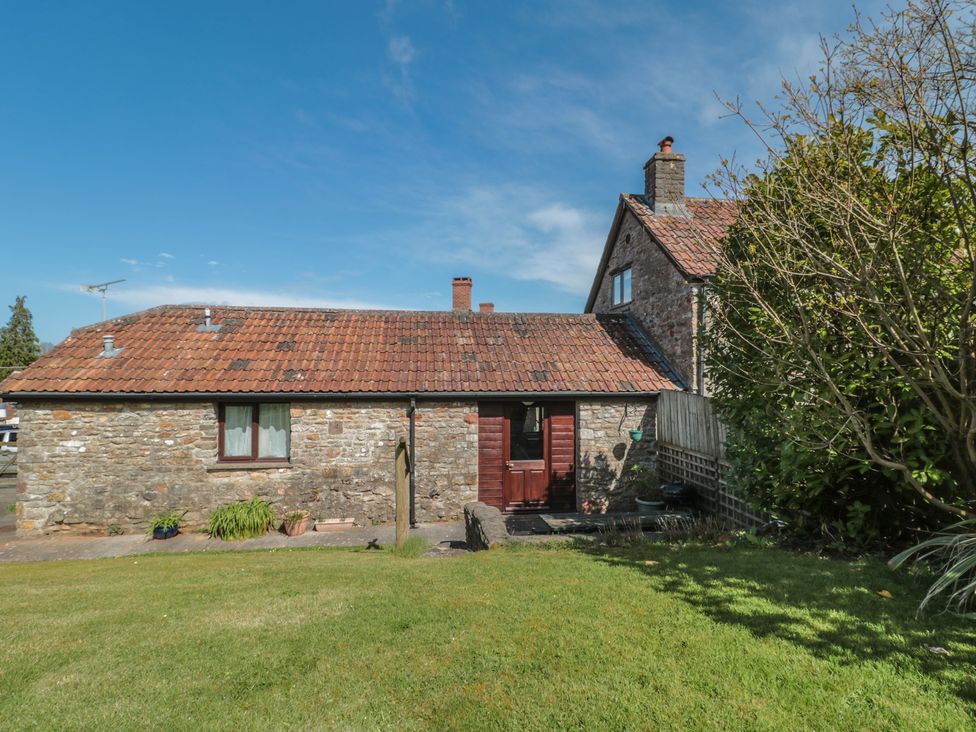 A house with a garden at The Cowshed in Bristol