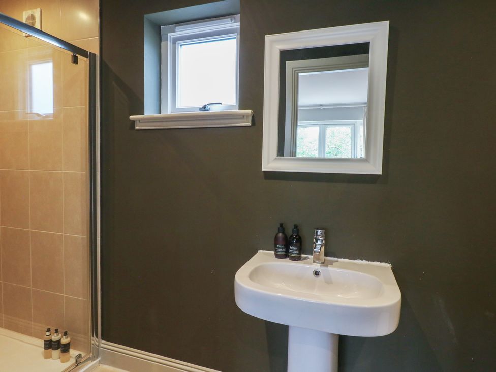 A bathroom featuring a sink and shower at Glen Lochay Lodge in Killin