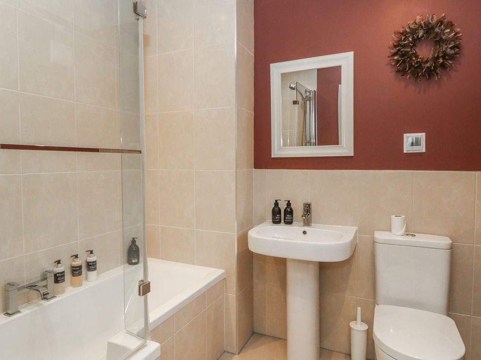A bathroom with a bathtub and sink at Glen Lochay Lodge in Killin
