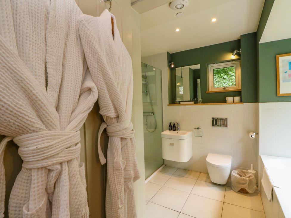 A bathroom with shower, toilet, and sink at Osprey Boathouse in Killin