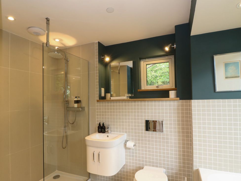 A bathroom with shower, toilet, and sink at Dipper Boathouse in Killin
