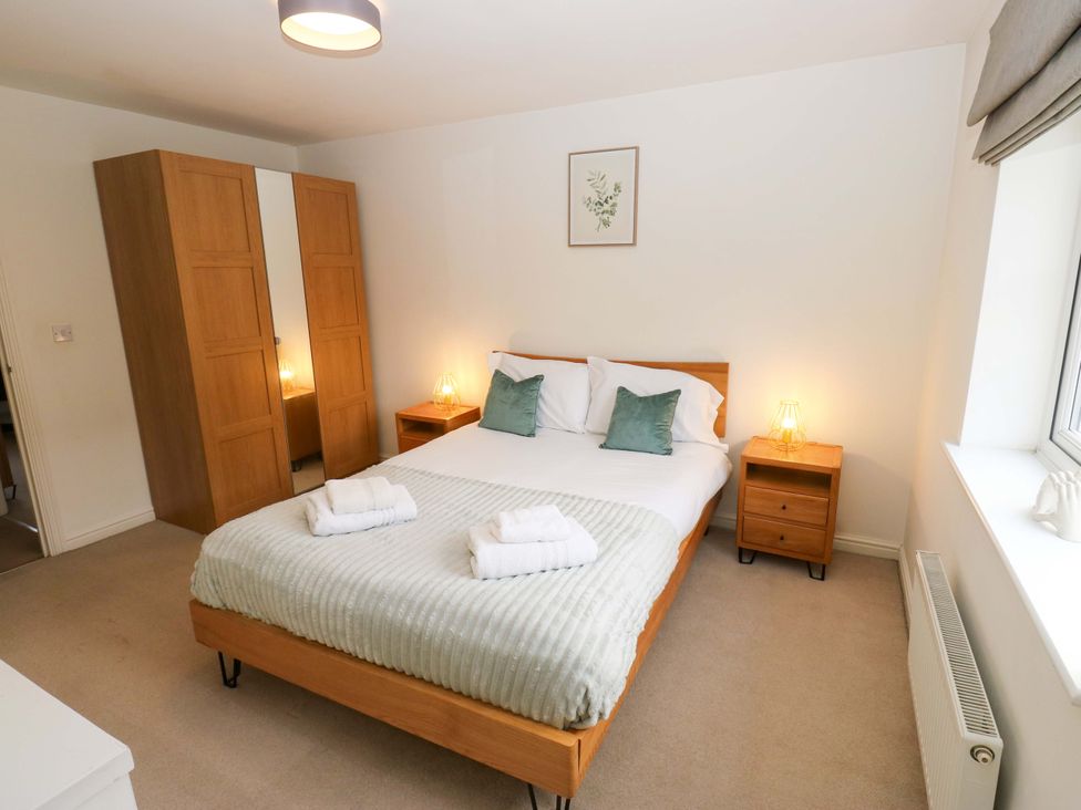 A bedroom with a bed and wardrobe at Cottage Holiday Home in Huddersfield