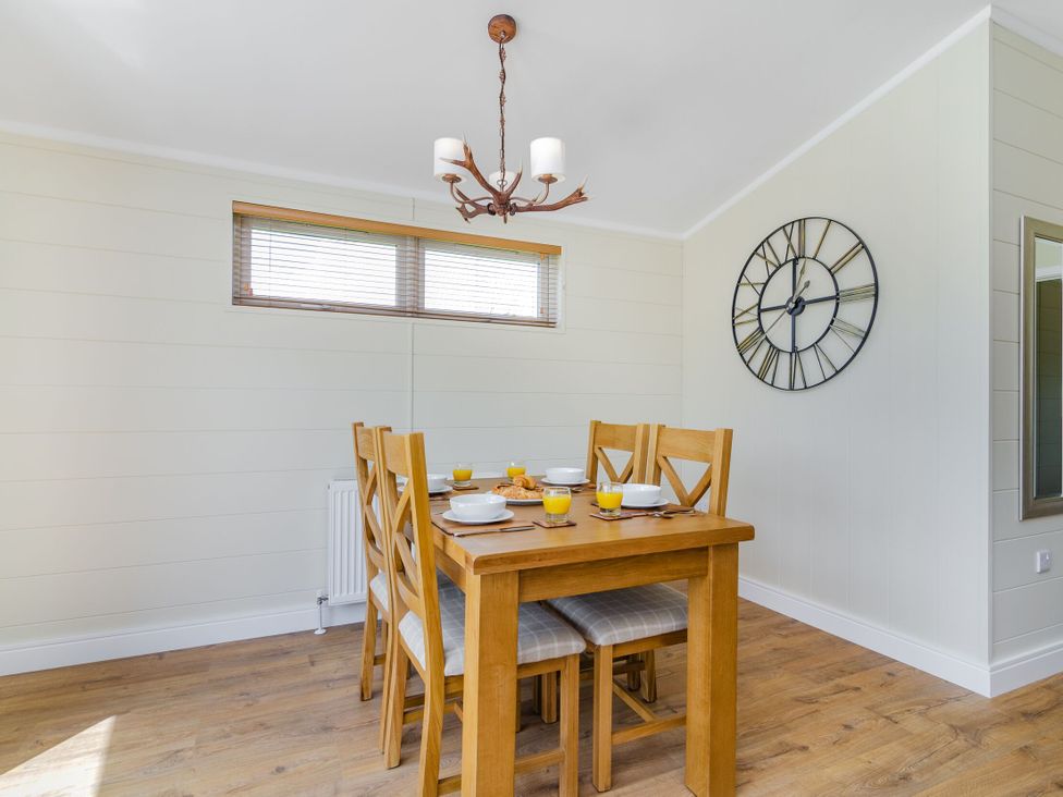 A dining room with a table and chairs at The Kingscliffe (Pet) in Kings Cliffe