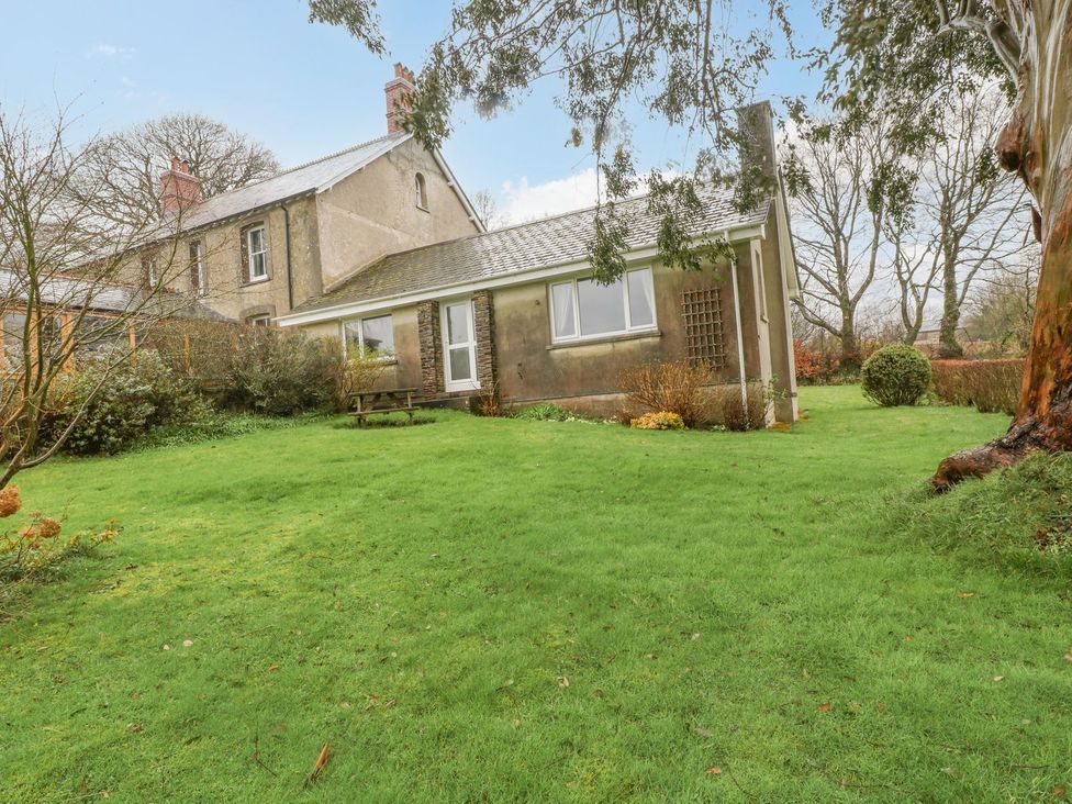 A house with garden space and trees at Orchard End in Launceston