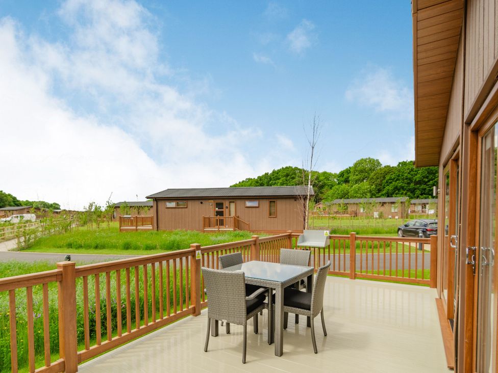 An outdoor area with a table and chairs at The Apethorpe (Pet) Kings Cliffe
