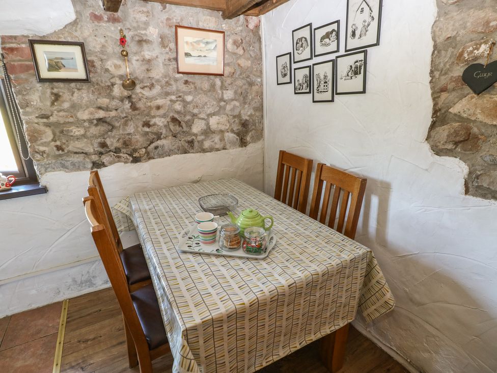 A dining room with a table and chairs at Ramsgrove in Pilton