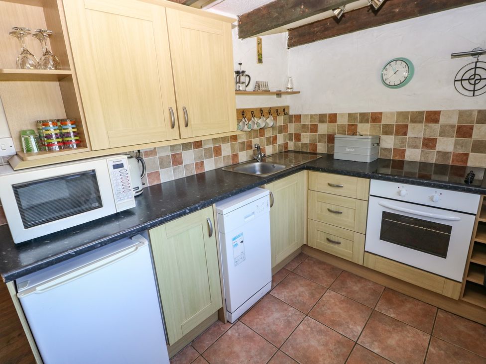 A kitchen with appliances and cupboards at Ramsgrove in Pilton