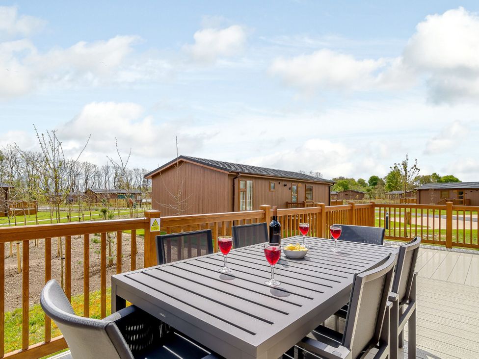 An outdoor patio with a table and chairs at The Yarwell in Kings Cliffe
