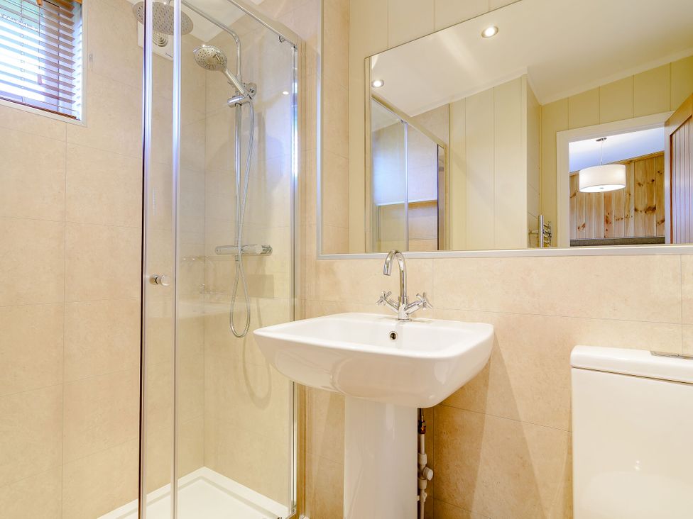 A bathroom with a shower, sink, and toilet at The Wansford (Pet) Kings Cliffe