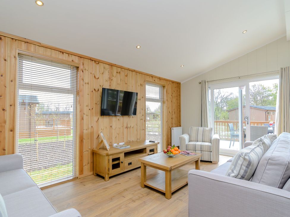 A living room with a television and fruit bowl at The Ailsworth (Pet) in Kings Cliffe
