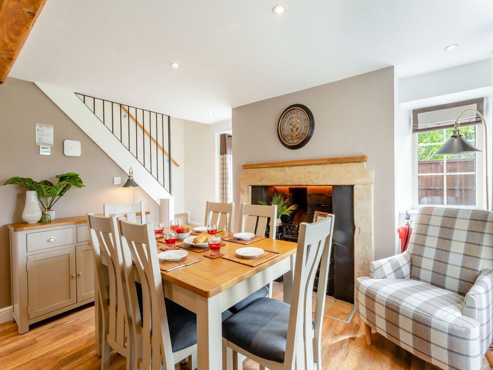 A dining area with a table and chairs at The Cottage in Kings Cliffe