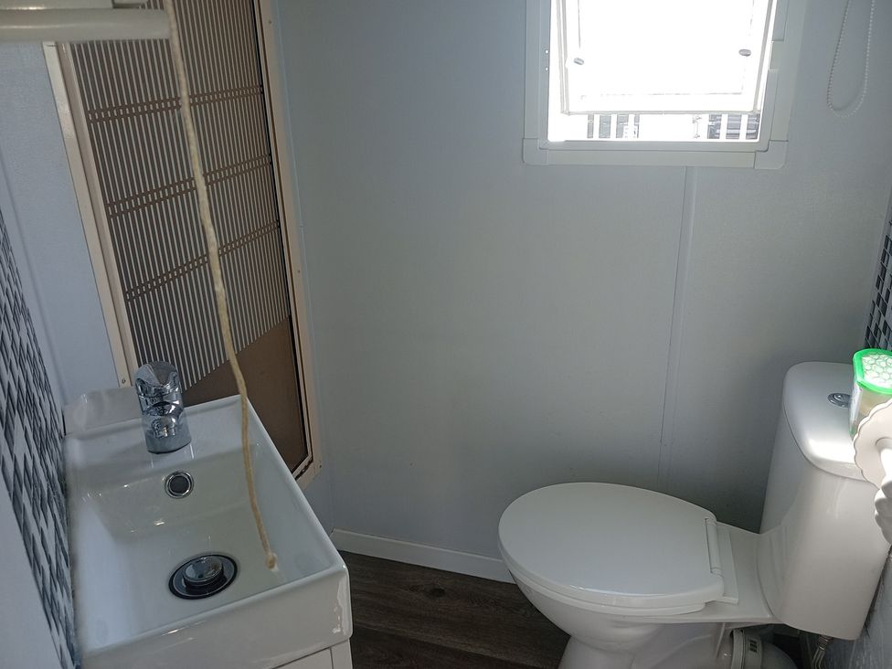 A bathroom with a sink and toilet at Atlas Moonstone in Ingoldmells