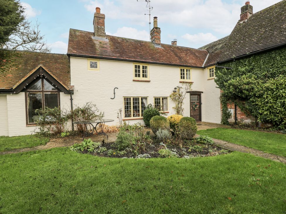 A house with garden and seating area at 24 Eastcourt