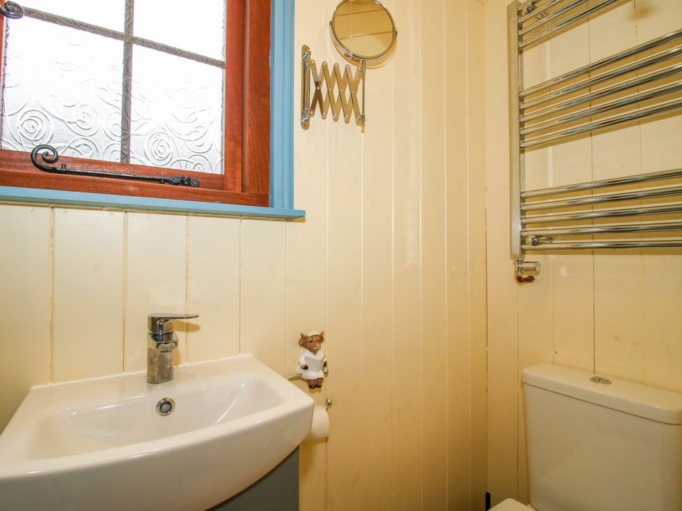 A bathroom with a sink and toilet at Woodie in Clee Hill