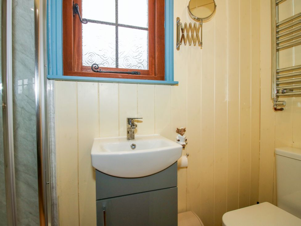 A bathroom with a sink and toilet at Woodie in Clee Hill