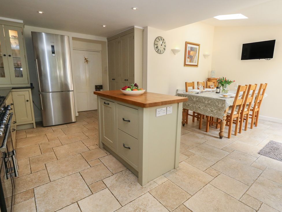 A kitchen with a dining area at Crantock
