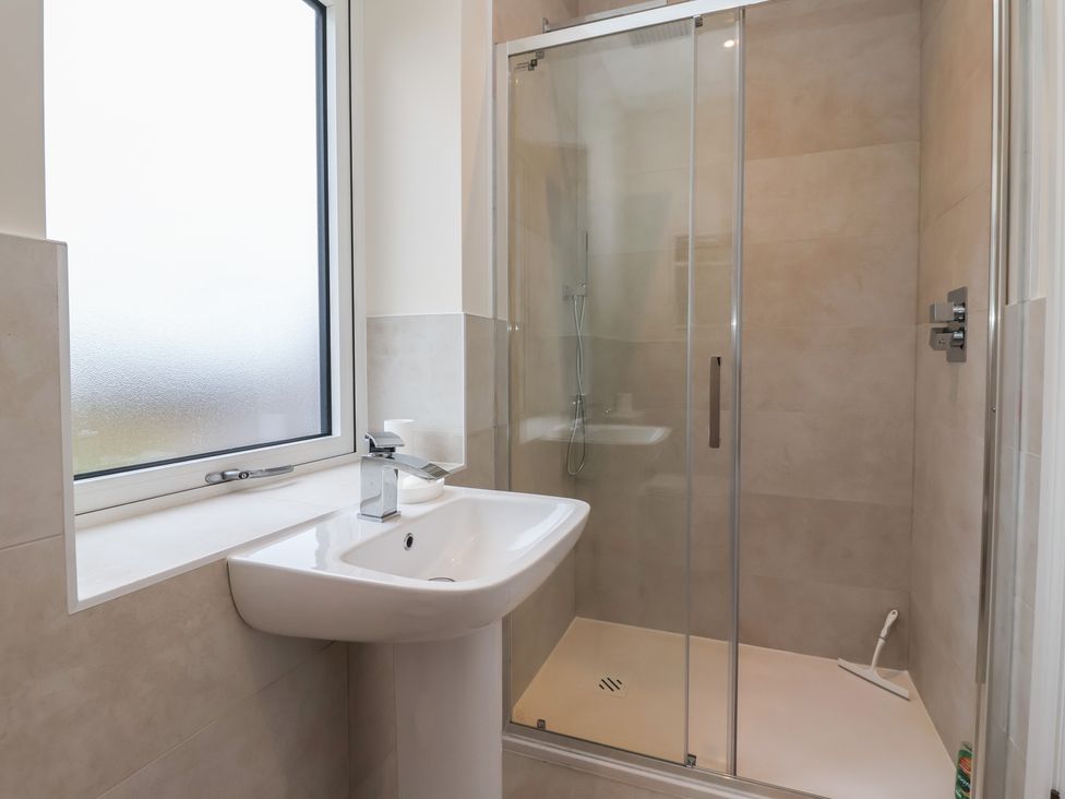 A bathroom with a wash basin and a shower at Daisy Mount in Keighley