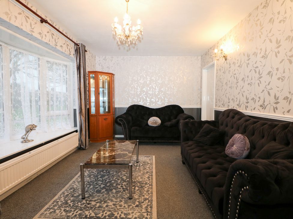 A living room with sofas and a coffee table at 24 Dunkirk Close in Romney Marsh