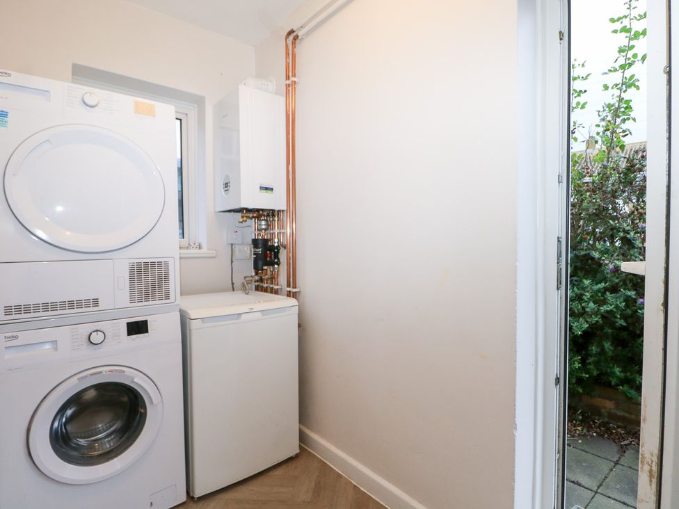 A laundry room with washing machine and tumble dryer at 24 Dunkirk Close Romney Marsh