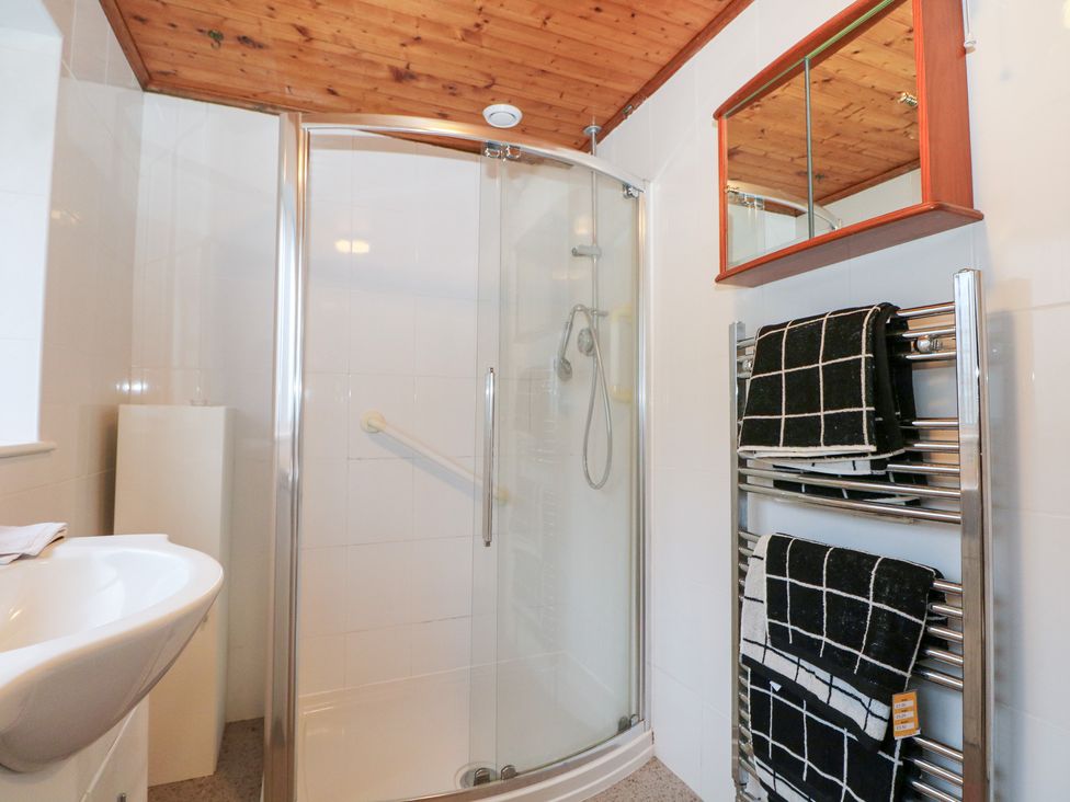 A bathroom with a shower and sink at 24 Dunkirk Close in Romney Marsh