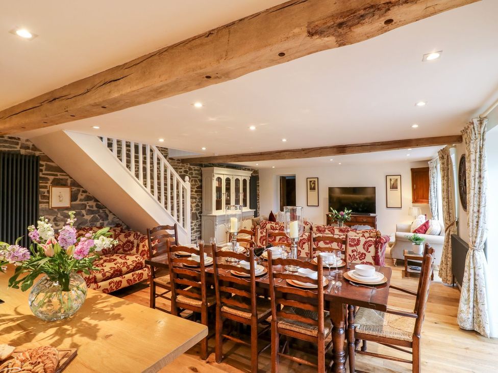 A dining room with a table and chairs at Lake View in Crediton