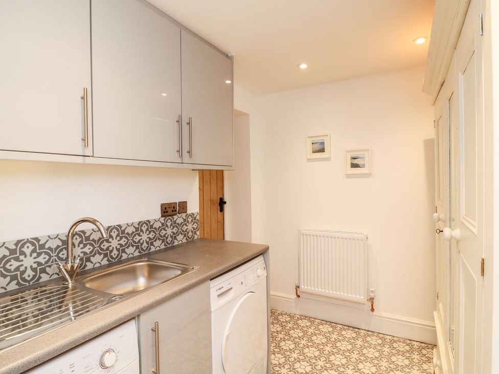 A laundry room with sink and washing machine at Lake View in Crediton