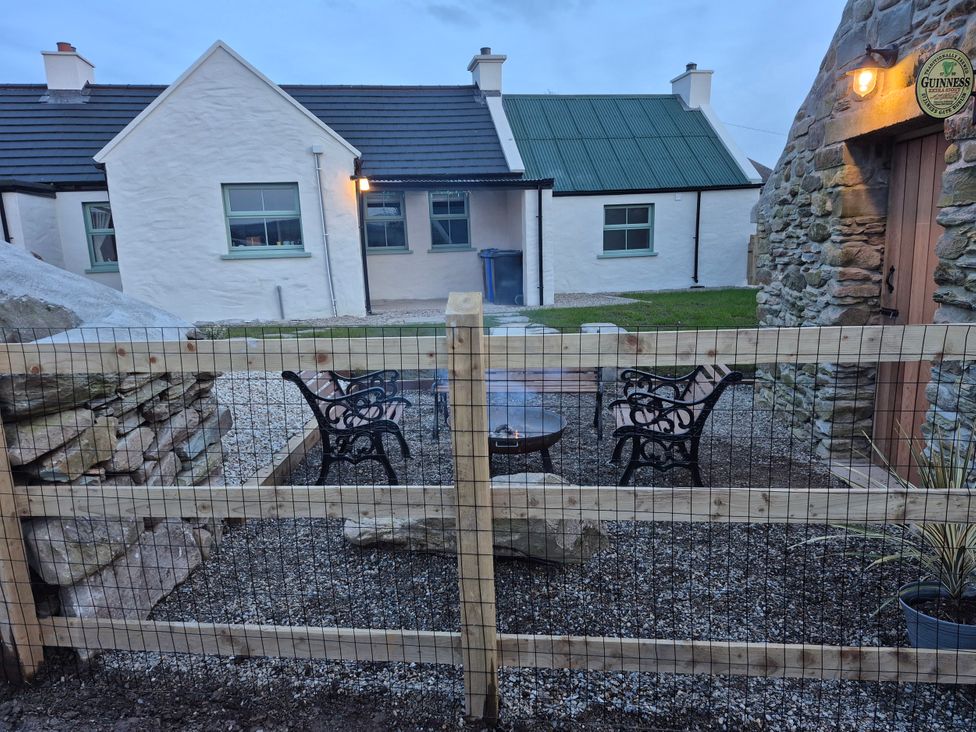 An outdoor area with gravel, chairs, and a table at Annie’s Farm Cottage Near Londonderry, Northern Ireland