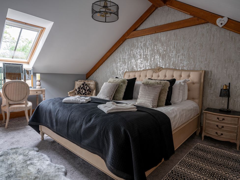 A bedroom with a bed and a desk at Ivy Cottage Oldwalls near Reynoldston