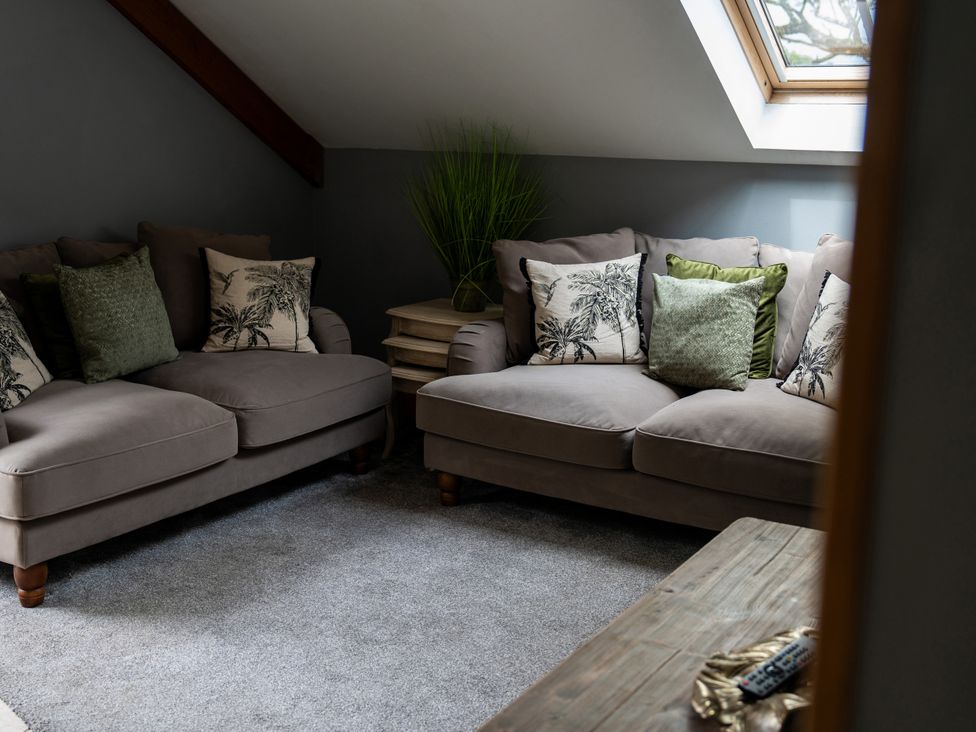 A snug room with two sofas and a coffee table at Ivy Cottage Oldwalls near Reynoldston