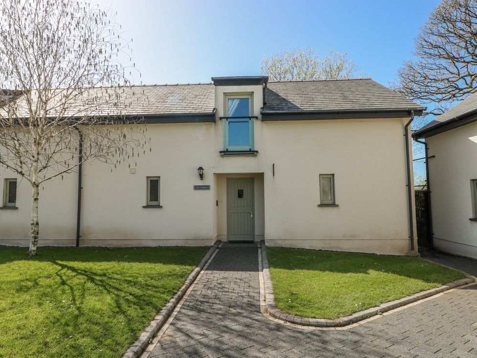 A house with a pathway and garden at Ivy Cottage in Oldwalls, Llanrhidian, Gower