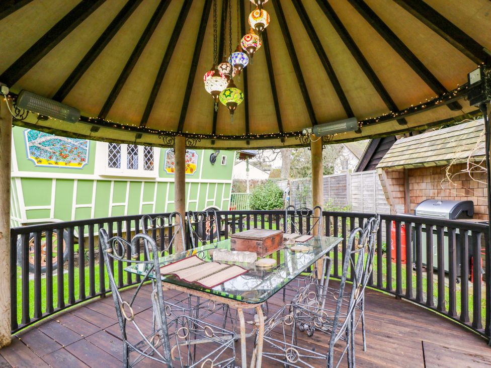 An outdoor seating area with a table and chairs at The Gypsy Caravan in Marlborough