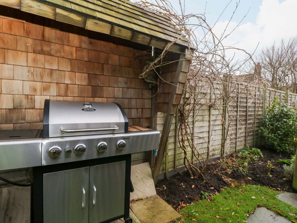 A barbecue grill in a garden at The Gypsy Caravan in Marlborough