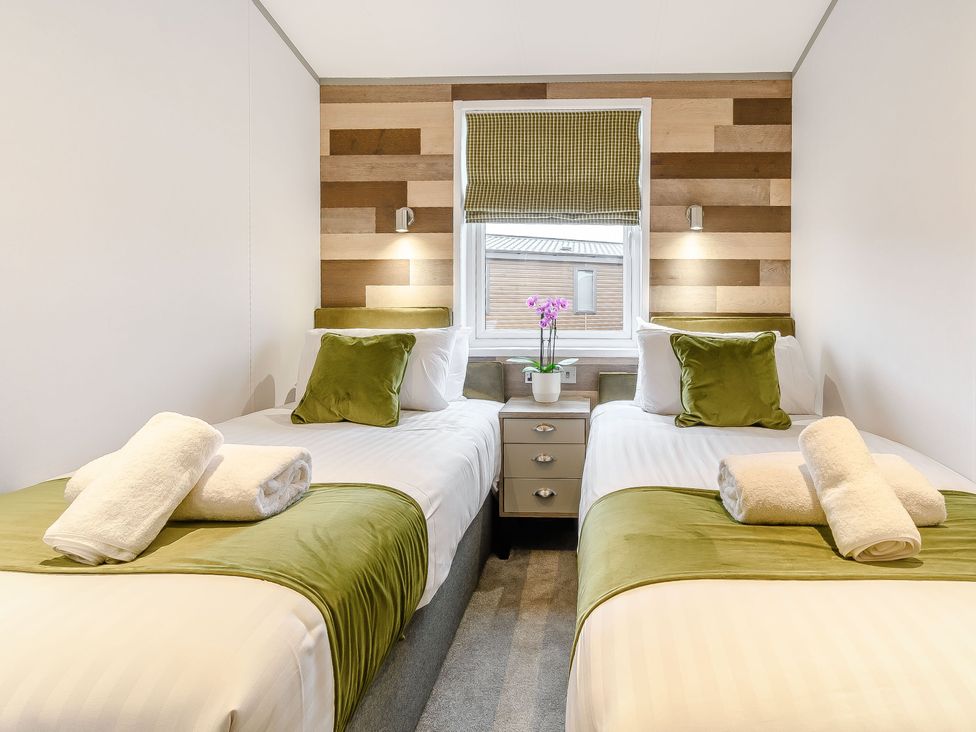 A bedroom with twin beds at Oak Waterside Spa (Pet) Carlton Miniott near Thirsk