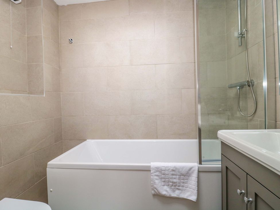 A bathroom with a bathtub and shower at Daisy Bank Maugersbury near Stow-On-The-Wold