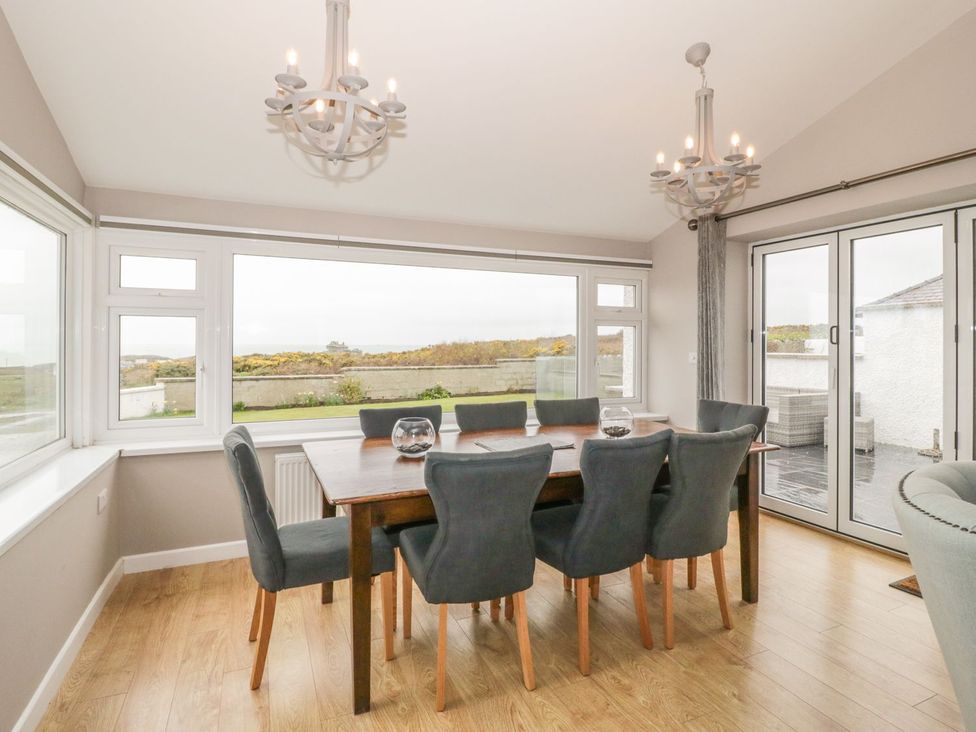 A dining room with a table and chairs at Dunholme