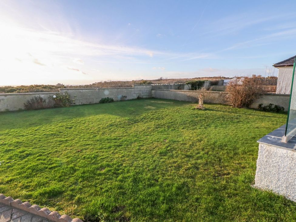 A garden with grass and a wall at Dunholme