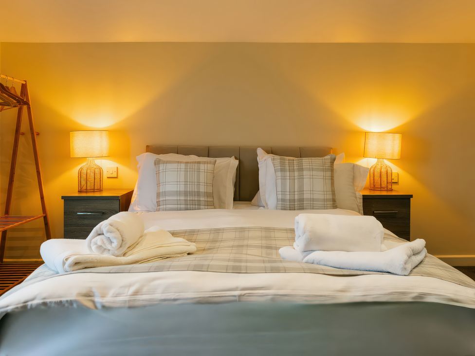 A bedroom with a bed and lamps at Aspen Lodge in Brigg