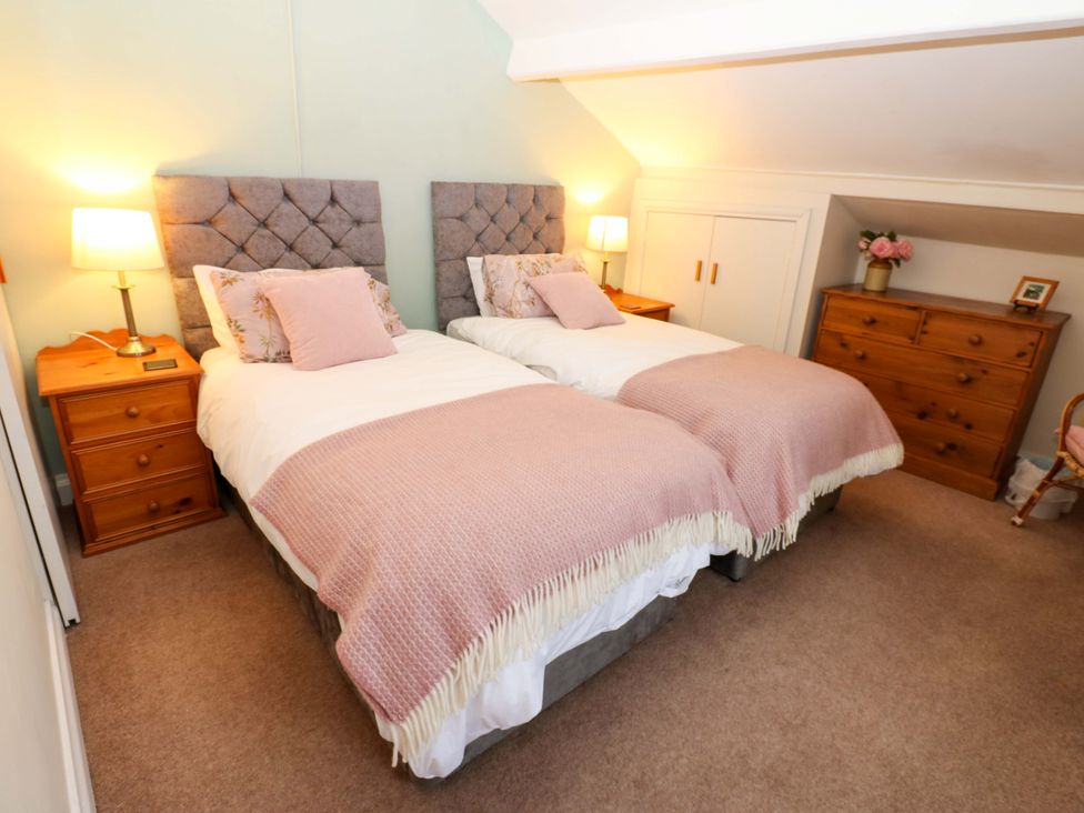 A bedroom with twin beds and a lamp at Wain Wath Cottage in Richmond
