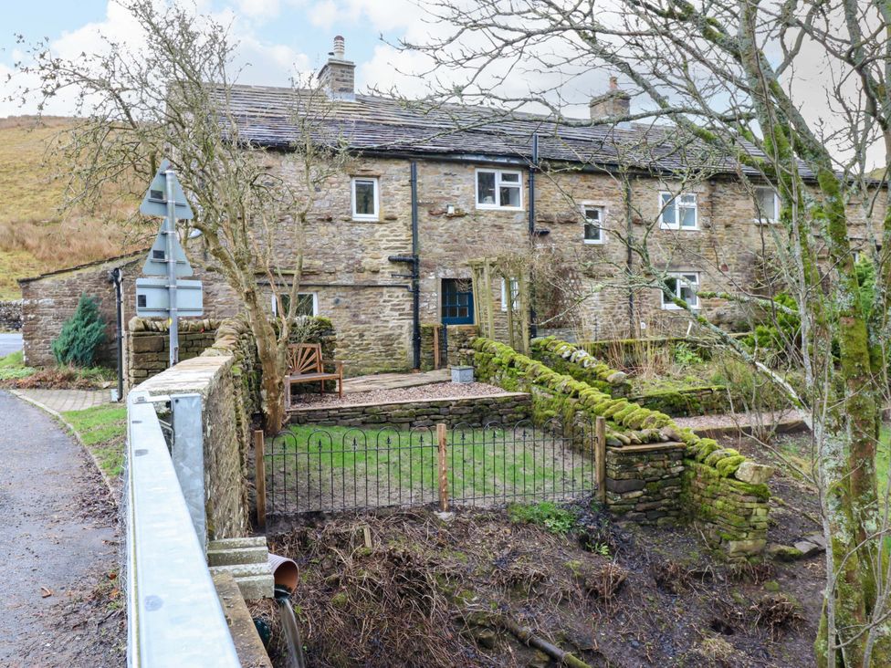 A house with a garden and fence at Wain Wath Cottage in Richmond