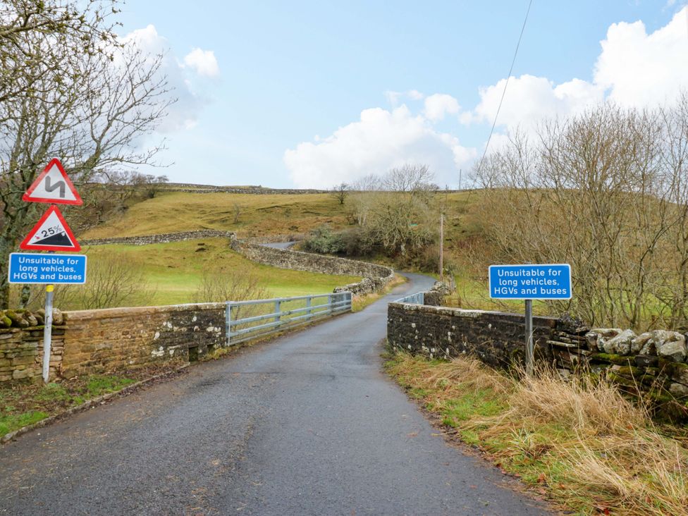 A road with warning signs about vehicle restrictions at Wain Wath Cottage in Richmond