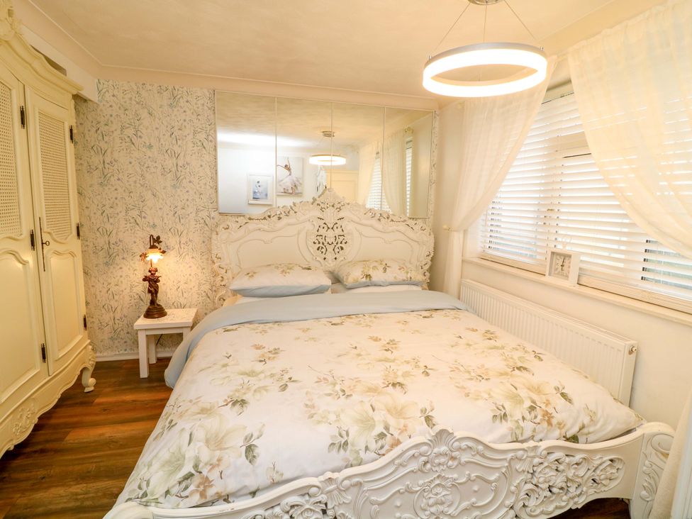 A bedroom with a bed and wardrobe at 12 Wyndham Road in Loughborough