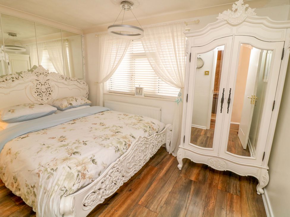 A bedroom with a bed and wardrobe at 12 Wyndham Road in Loughborough