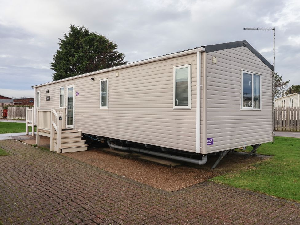 A mobile home with steps and windows at The Driftwood in High Skirlington near Skipsea