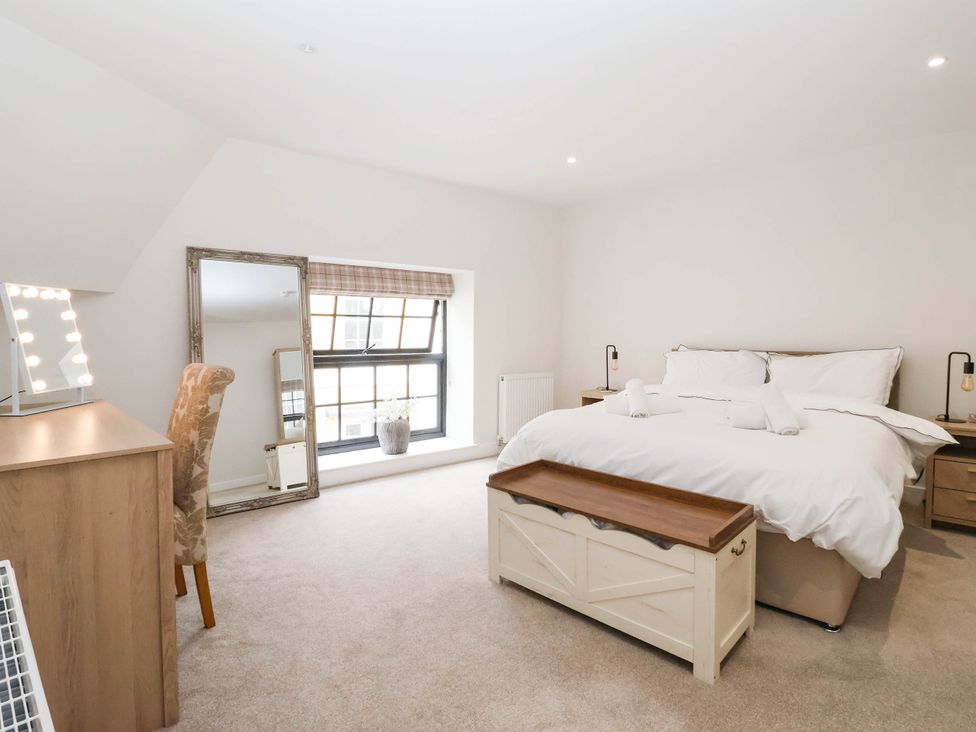 A bedroom with a bed and a mirror at The Old Bakehouse in 
