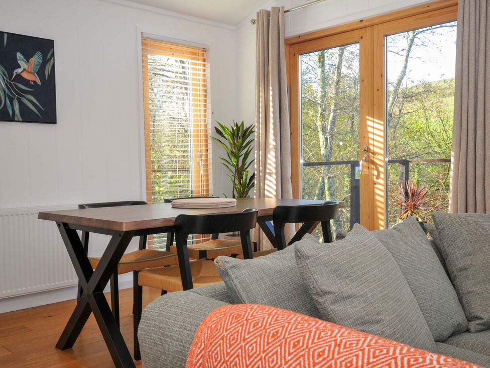 A dining room with a table and chairs at 6 Stonerush Valley in Looe