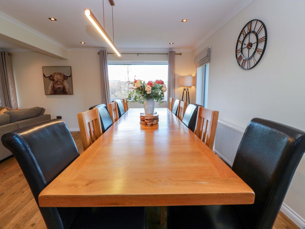 A dining room with a table and chairs at Cramar Cottage