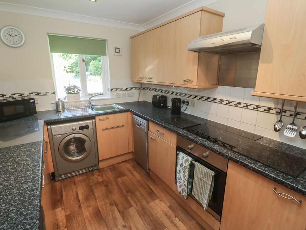 A kitchen with appliances and fixtures at Stargazy in Falmouth