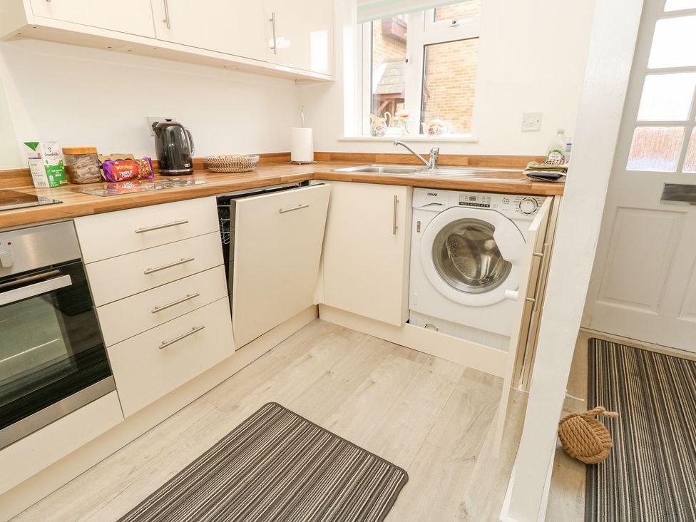 A kitchen with appliances at Harbour View Poole